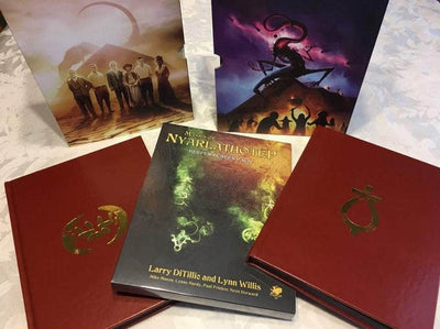 Call of Cthulhu: מסכות של Nyarlathotep Deluxe Leatherette Slipcase (מהדורה קמעונאית)